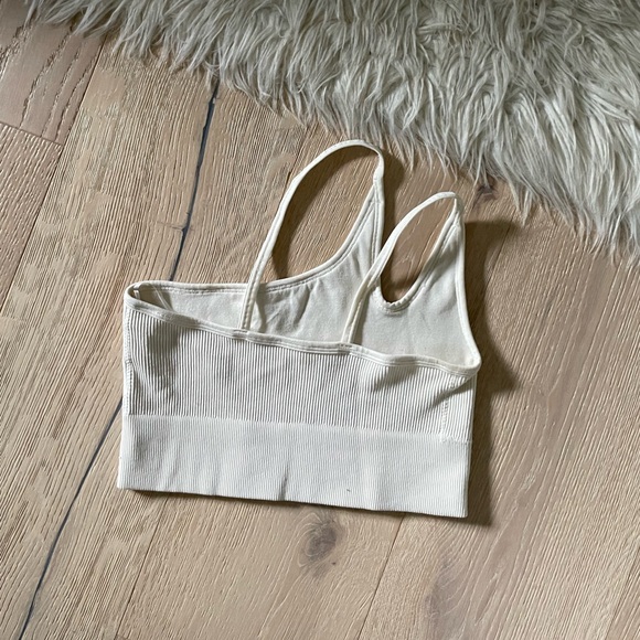 White asymmetrical tank crop top. Women. - Picture 2 of 4